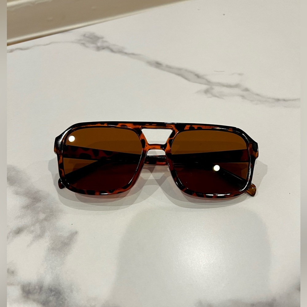 Urban Outfitters Tortoise Light Brown Lens Sporty Trendy Sunglasses - Picture 3 of 4